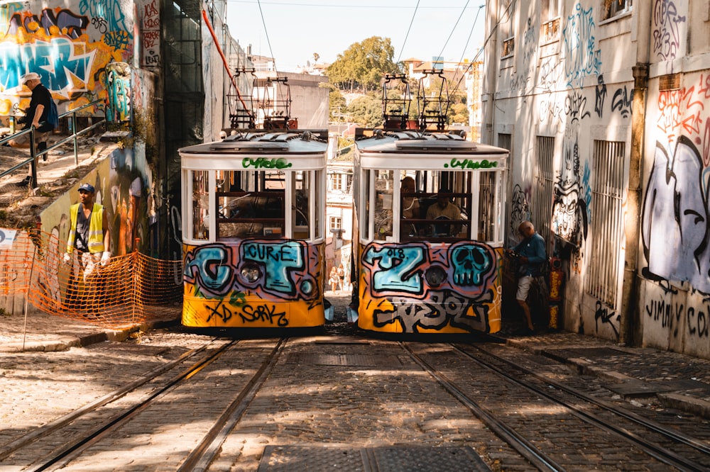 Personas que viajan en tranvía azul y blanco durante el día