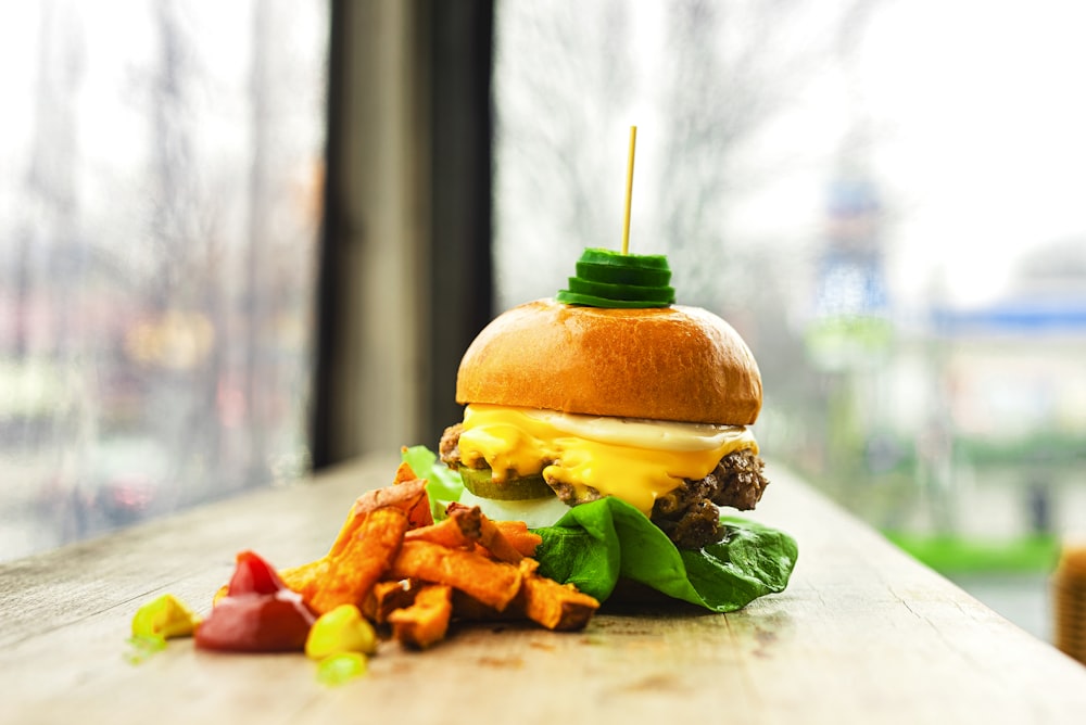 Burger mit Salat und Tomate auf weißem Keramikteller