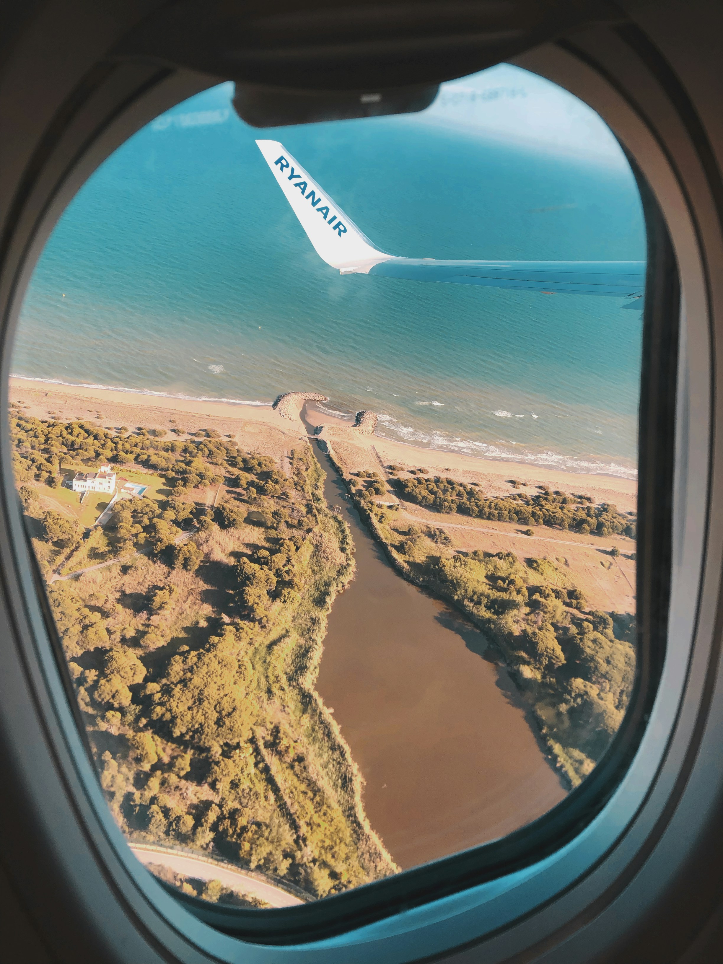 昼間の雪に覆われた山の飛行機の窓からの眺めの写真 Unsplashで見つけるバルセロナの無料写真