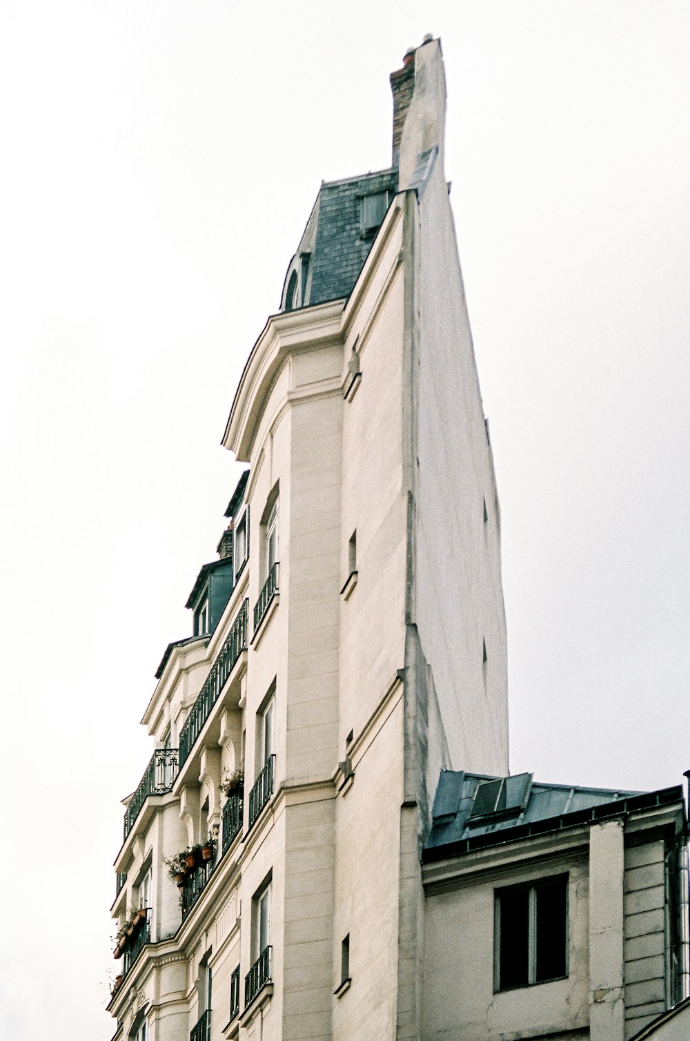 Vue en contre-plongée d’un bâtiment en béton beige