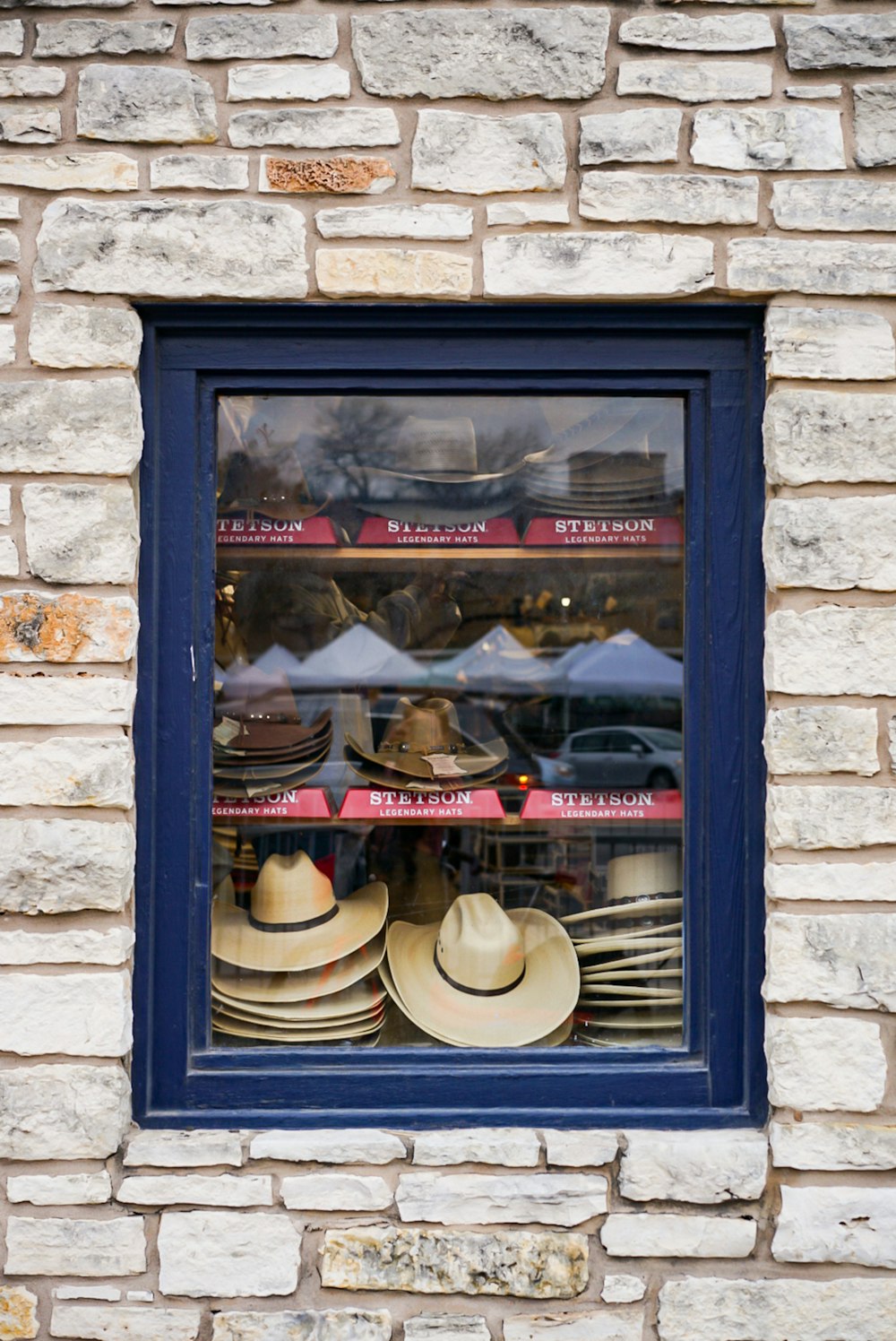 ventana de vidrio con marco de madera negra