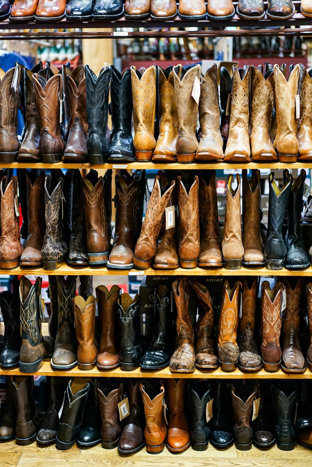 Botas vaqueras de cuero marrón sobre mesa de madera marrón