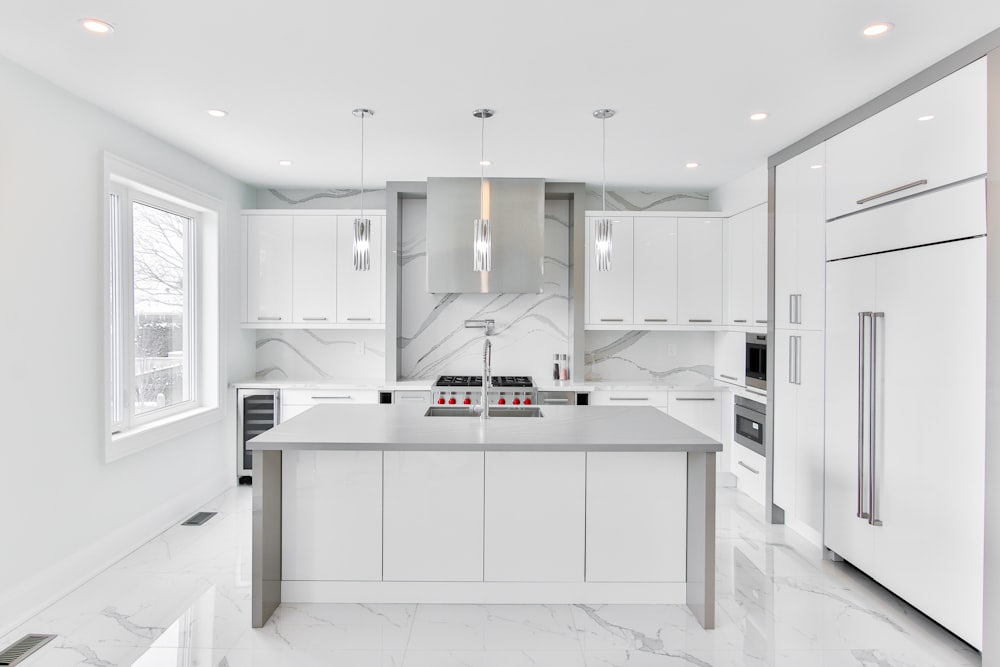 Armoire de cuisine en bois blanc avec miroir