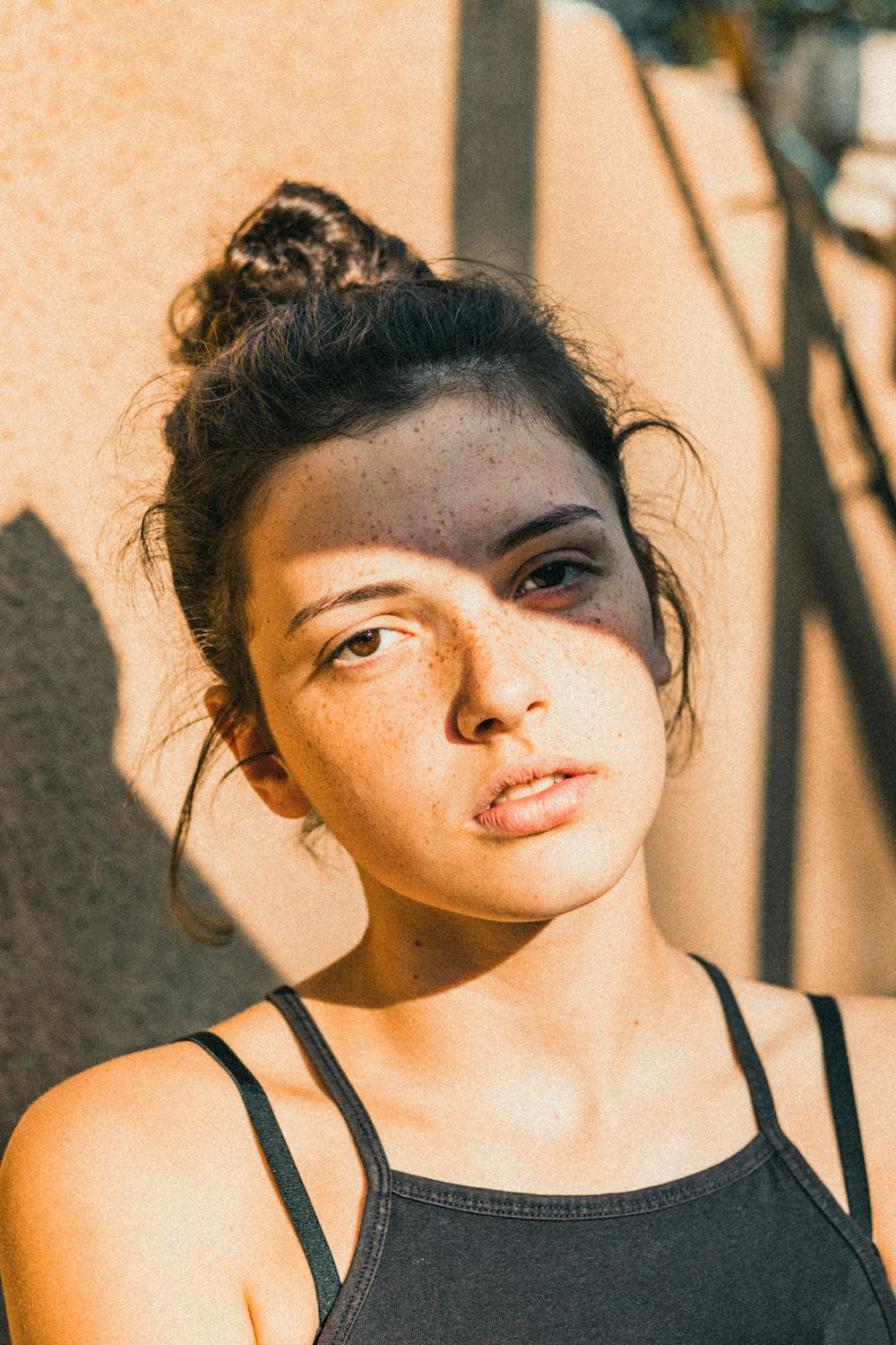 femme en débardeur à rayures noires et blanches