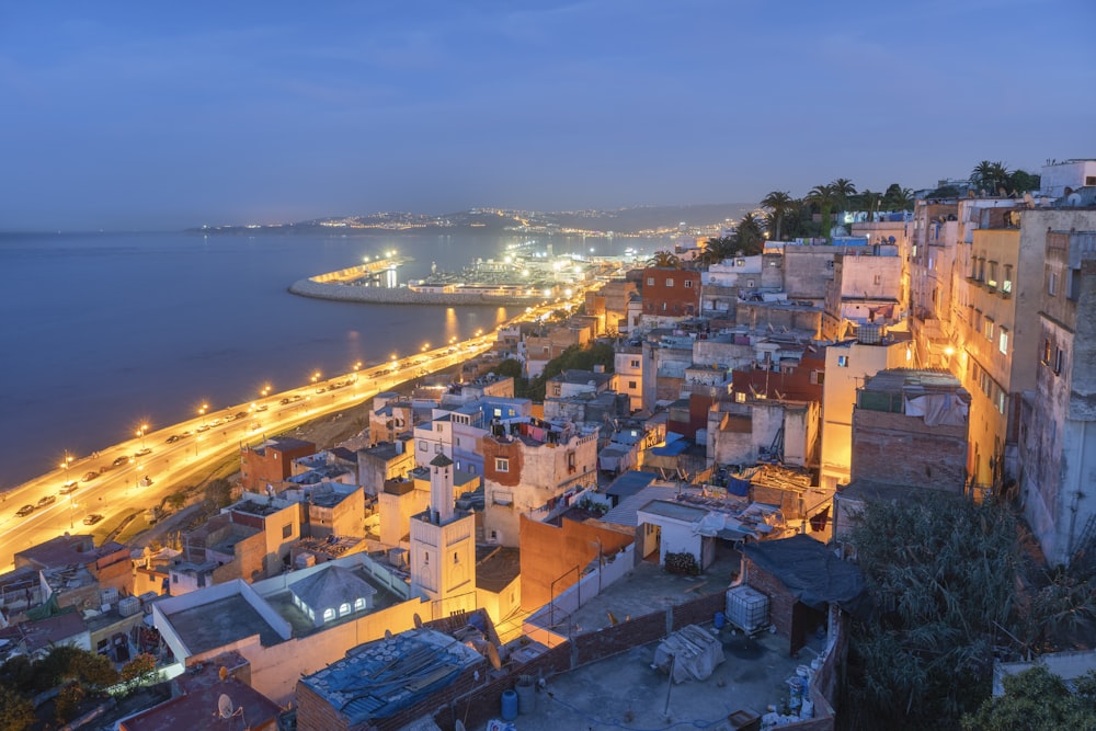 Vue aérienne de la ville près d’un plan d’eau pendant la nuit