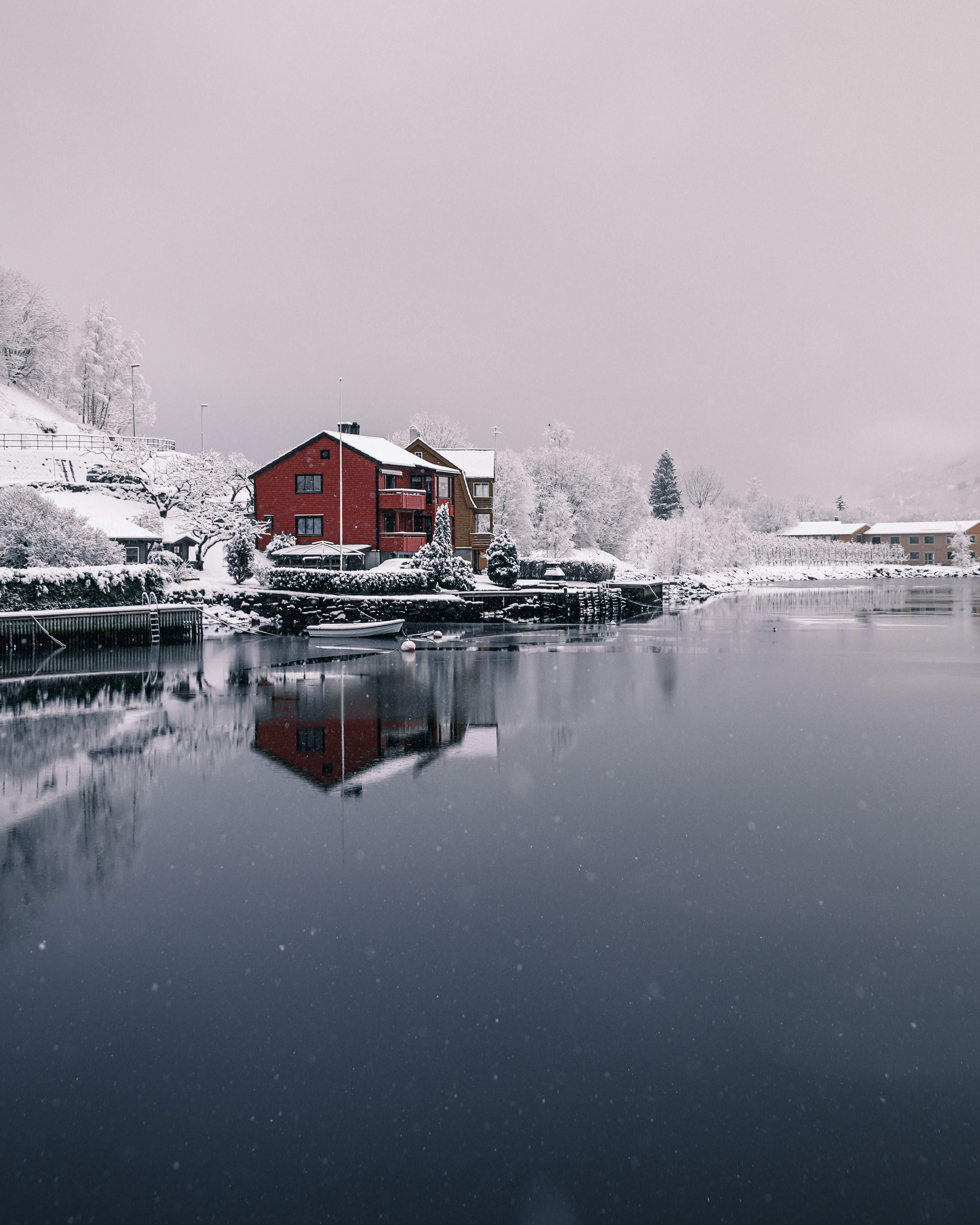 Photo by lachlangowen