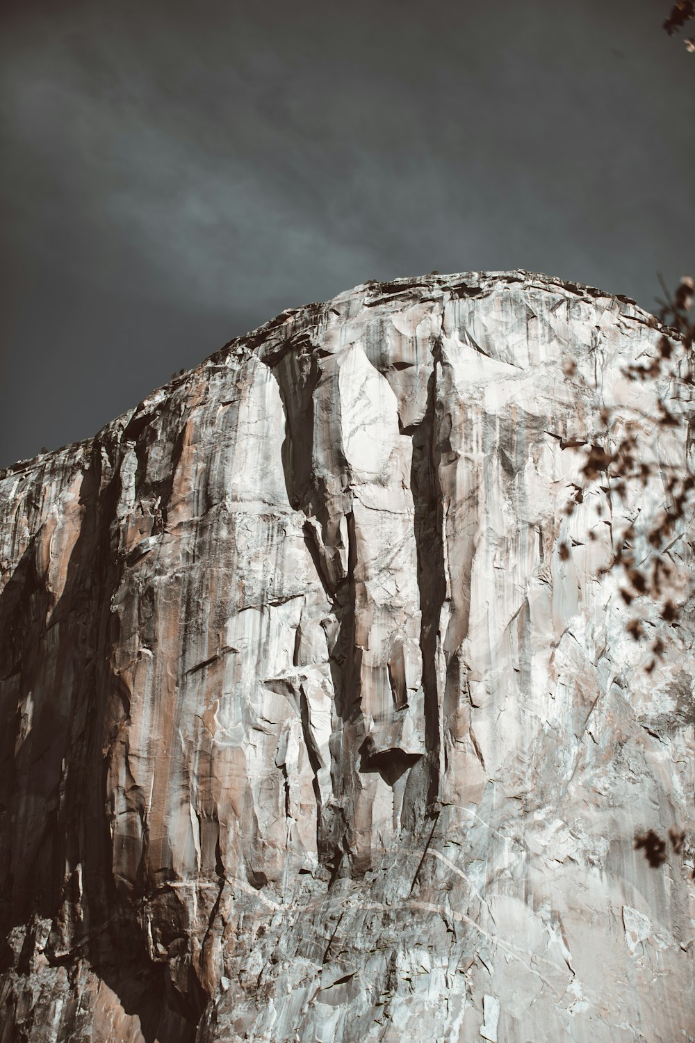 Brauner Rocky Mountain tagsüber unter bewölktem Himmel