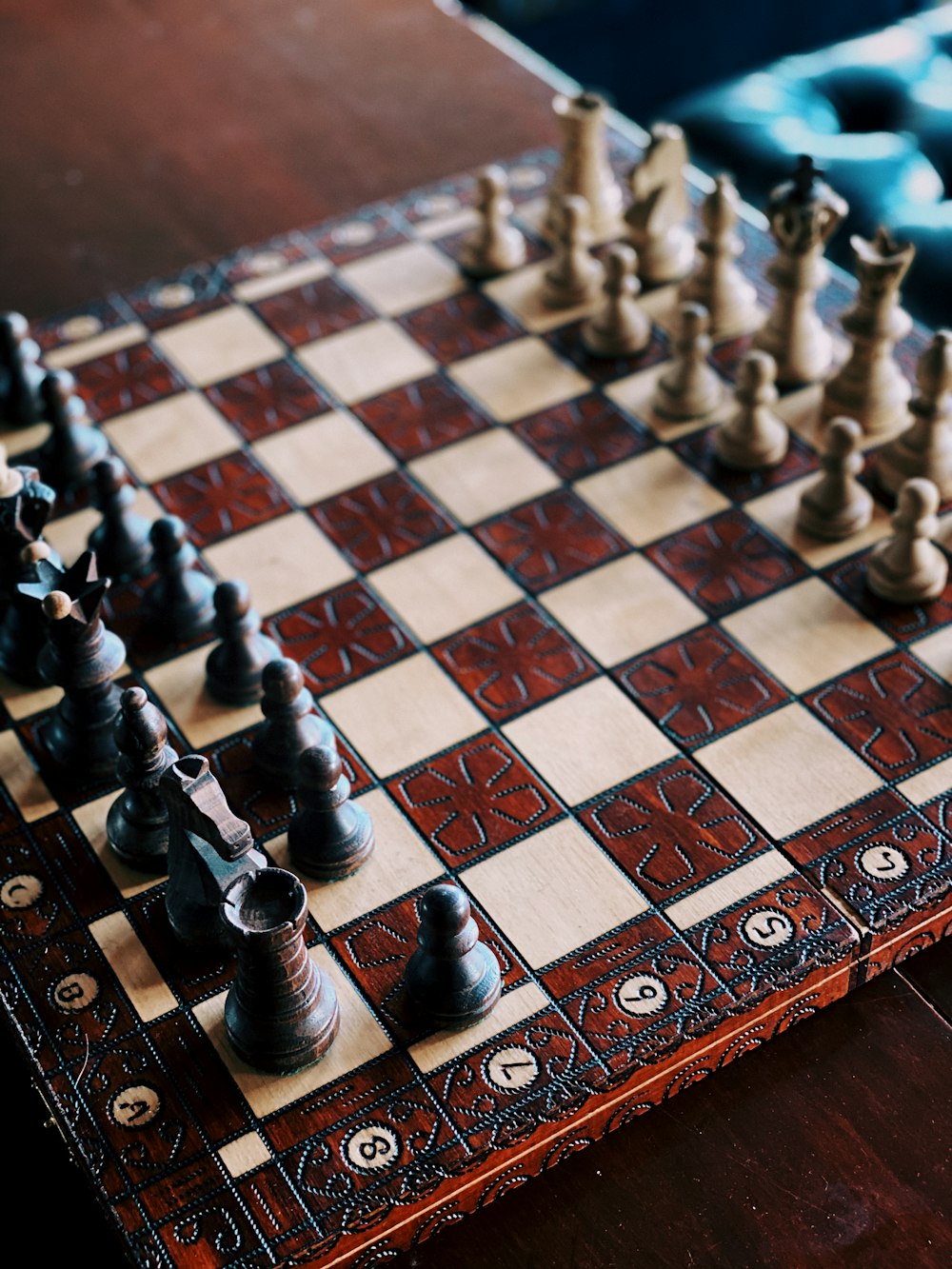 pièces d’échecs sur échiquier