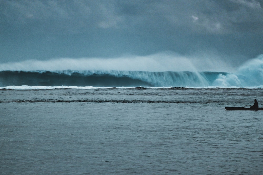 ocean waves crashing on shore during daytime