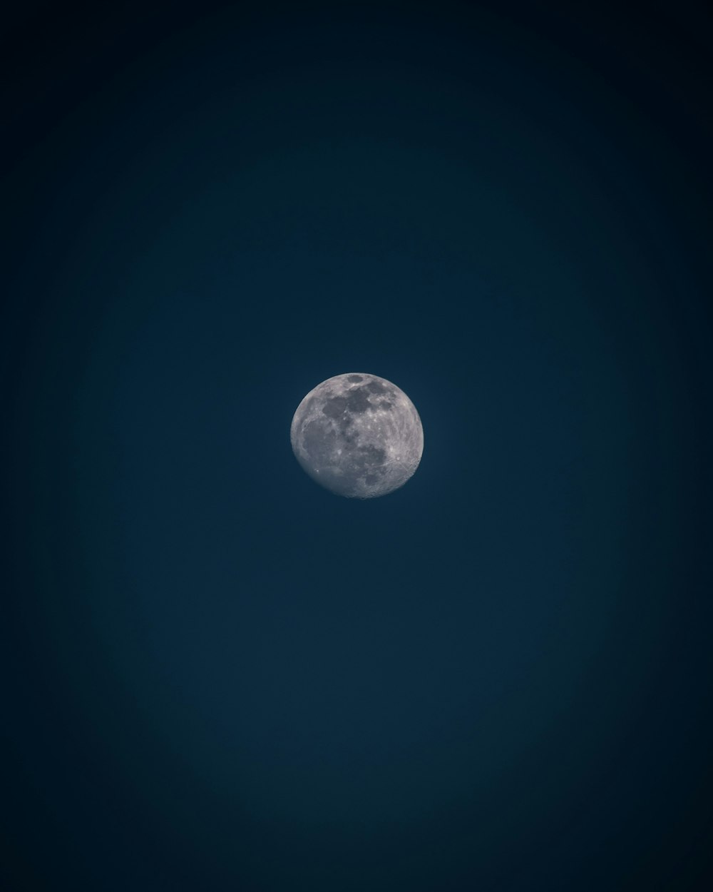 lua cheia no céu azul