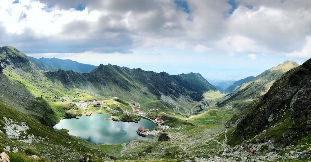 montagne verdi sotto nuvole bianche durante il giorno