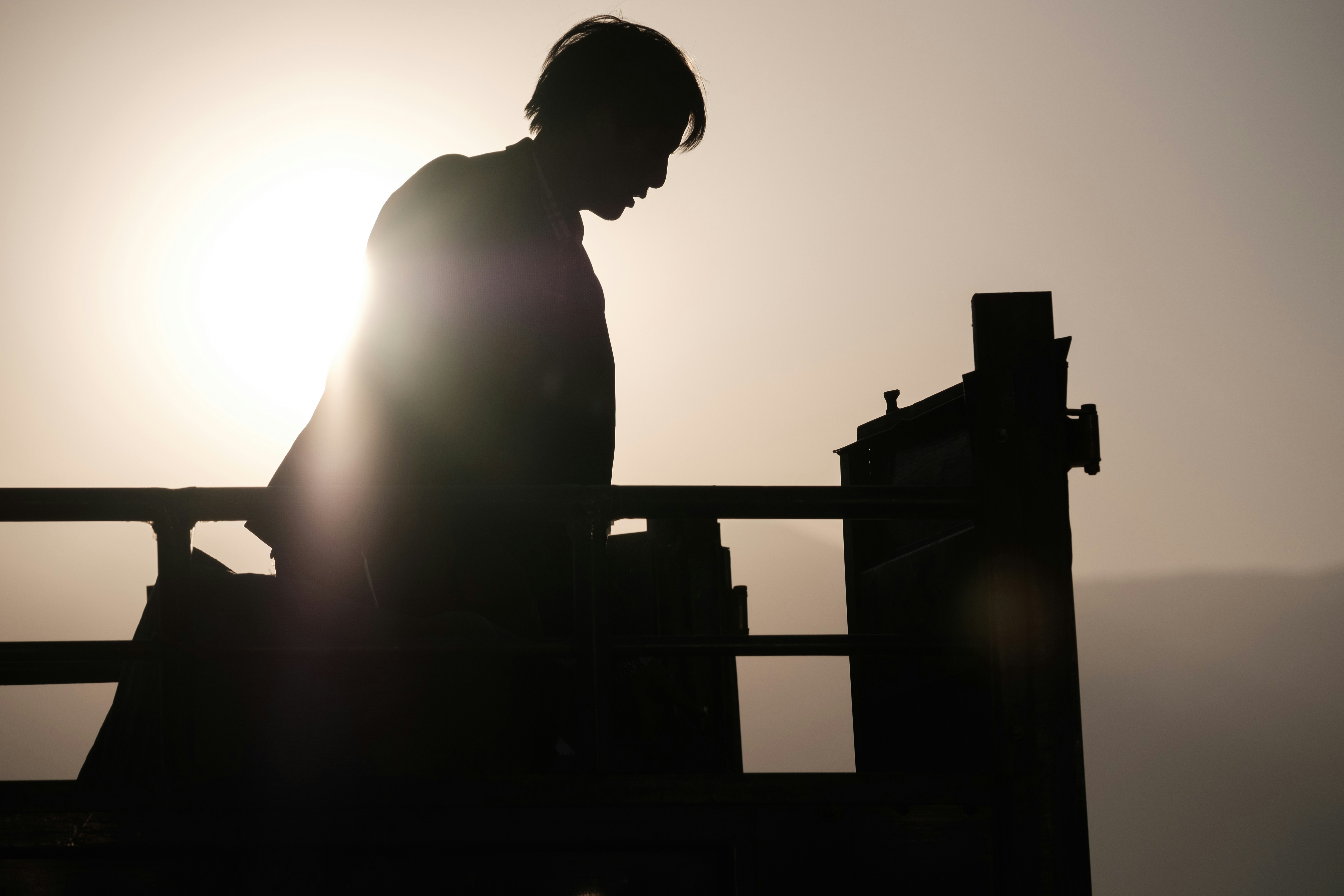 Silhouette eines Mannes, der am Fenster steht