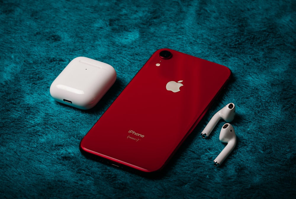 iPhone 7 rosso su tessuto blu