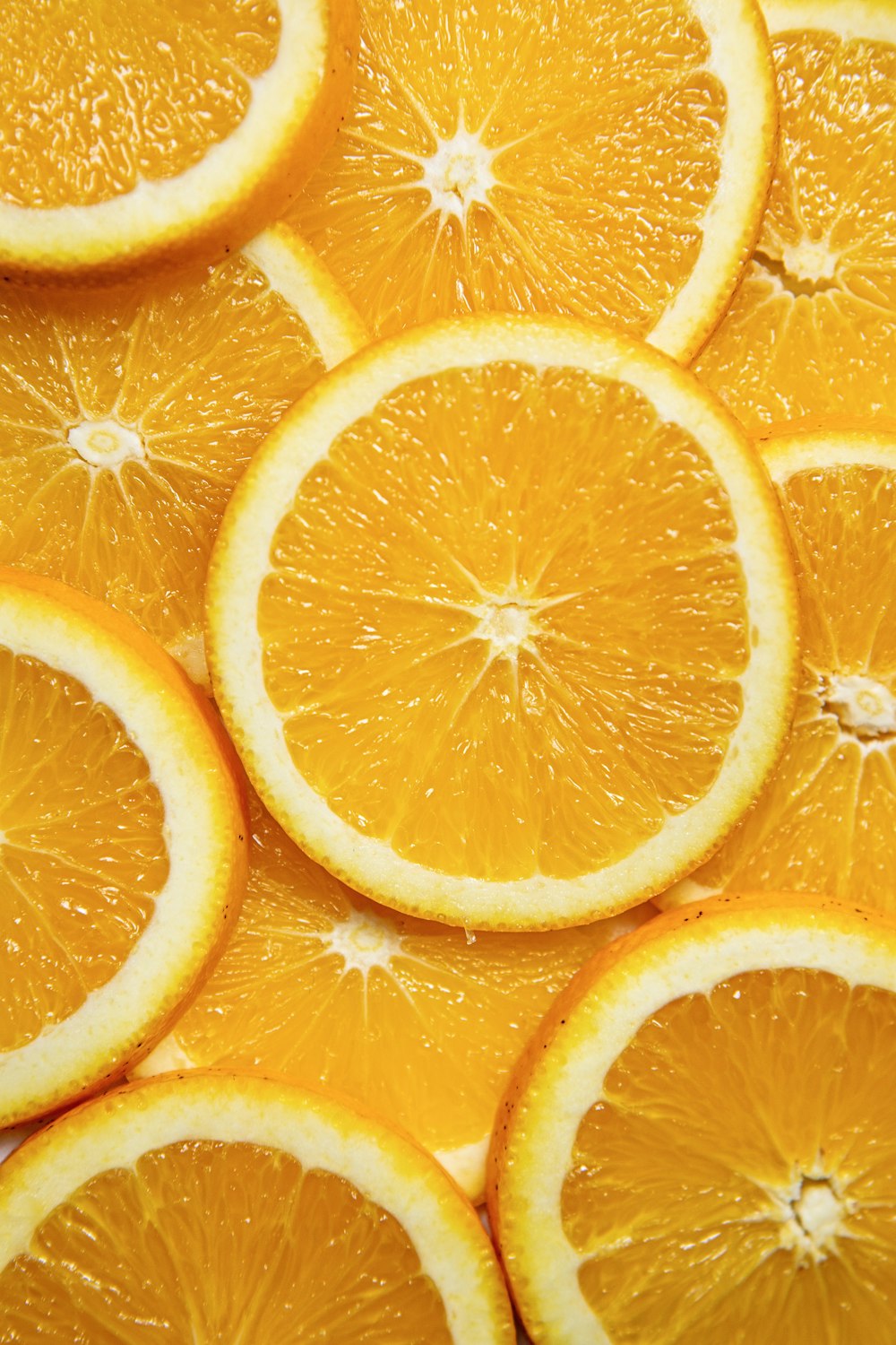 スライスしたオレンジ色の果実を白い陶板に