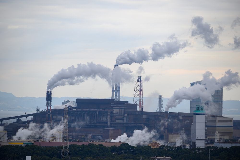 humo de fábrica que sale de fábrica