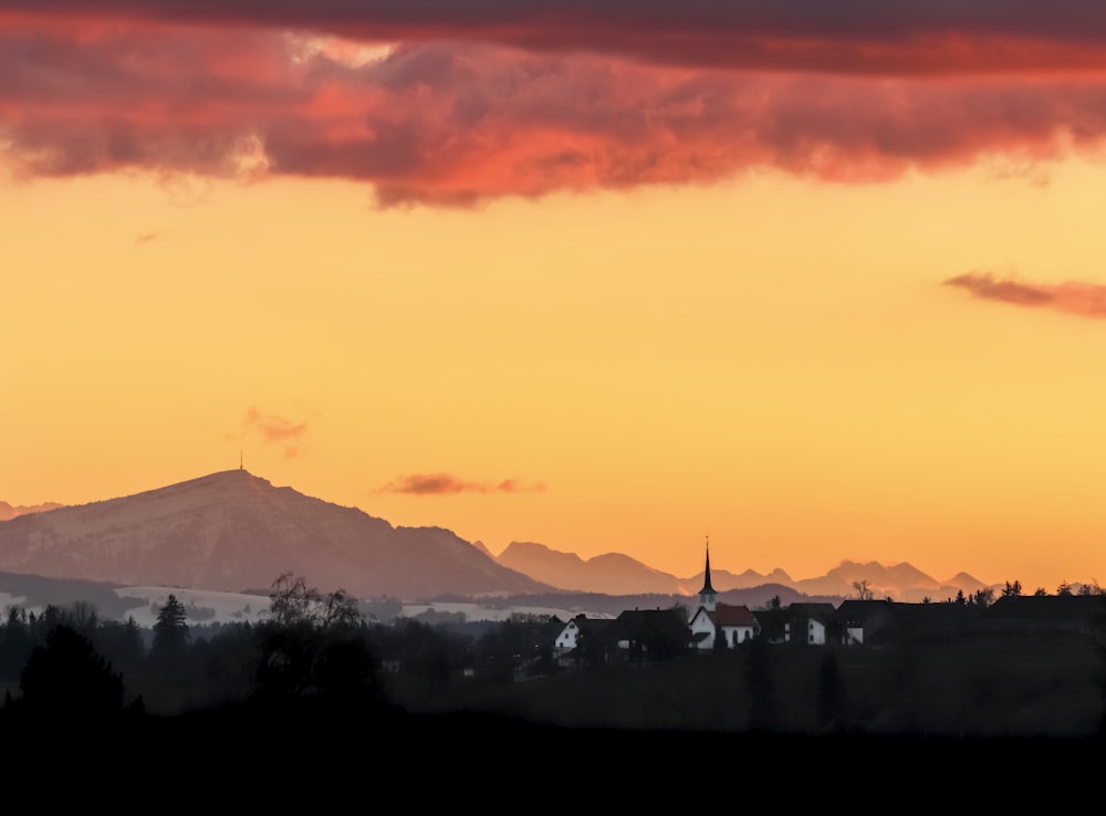 silhouette de montagne au coucher du soleil