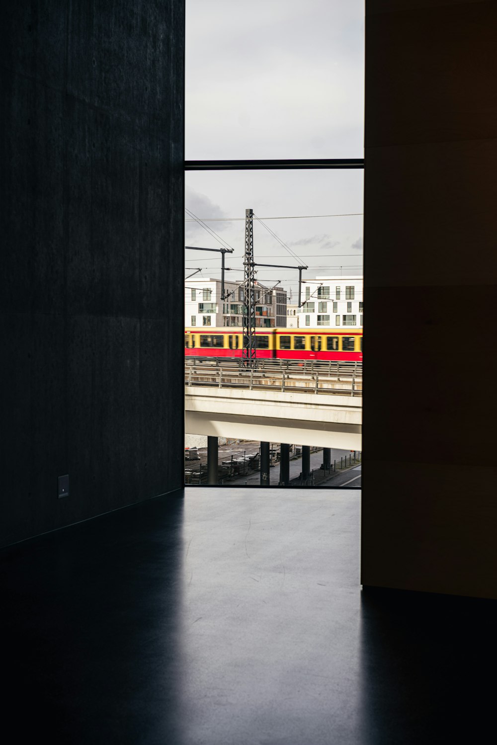 weißer und brauner Zug tagsüber auf dem Bahnhof