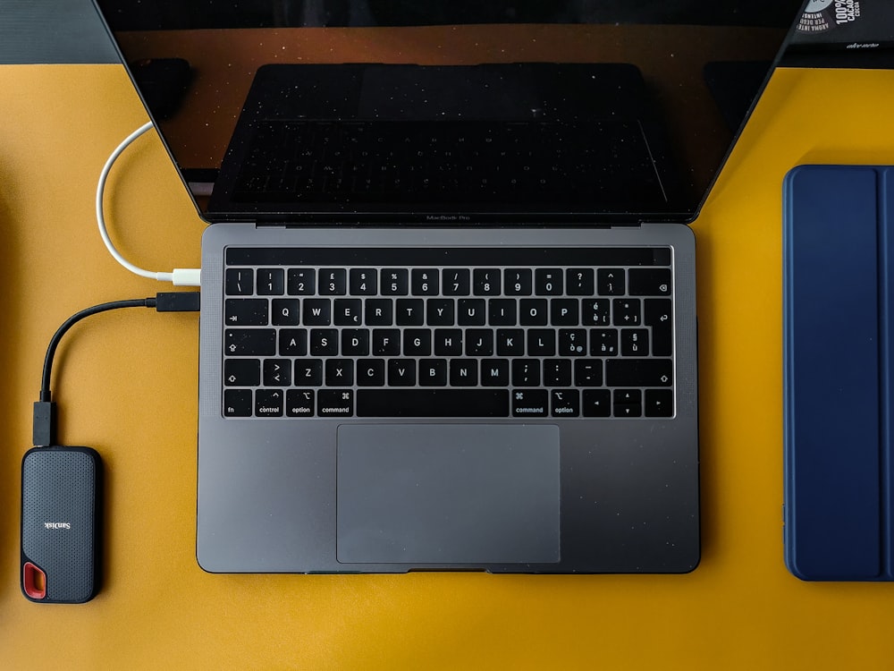 MacBook Pro sobre mesa de madera marrón