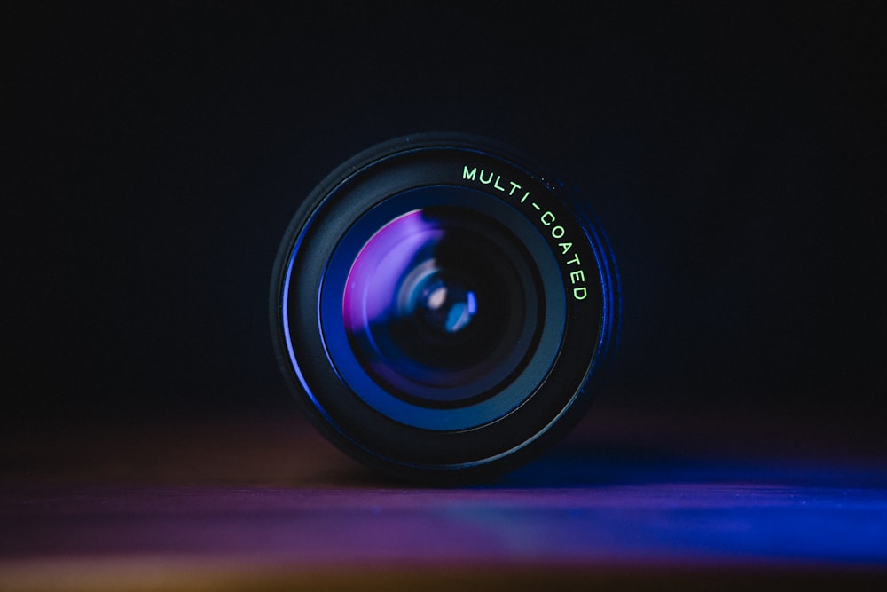 lente preta da câmera na superfície azul