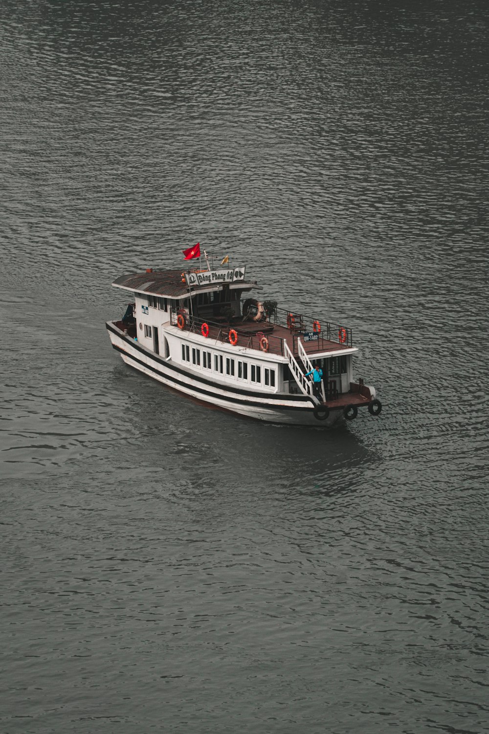 bateau blanc et noir sur plan d’eau pendant la journée