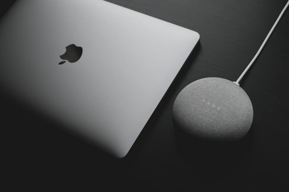 macbook prata na mesa preta