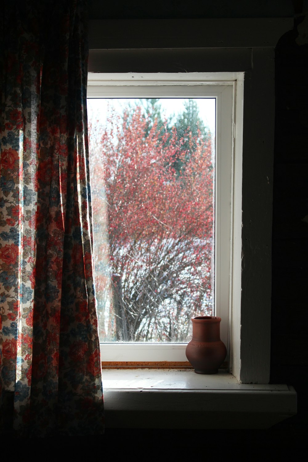 赤と白の花柄の窓のカーテン