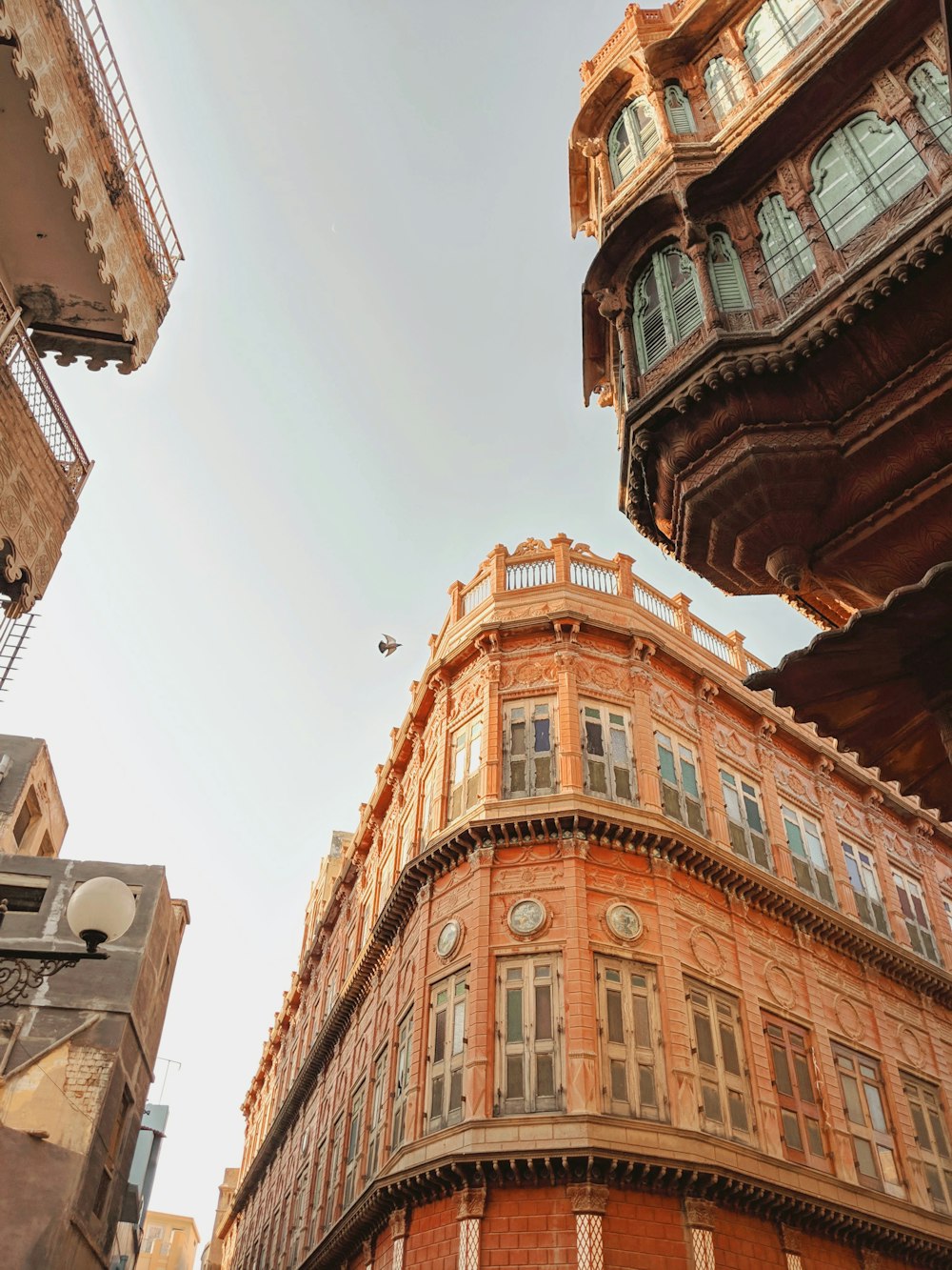 Edificio de hormigón marrón durante el día