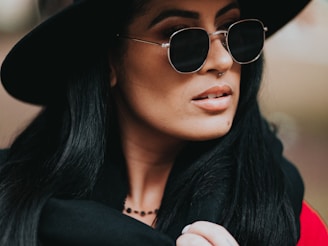 femme chapeau noir lunette noire femme sombre lunettes onlyfans mym