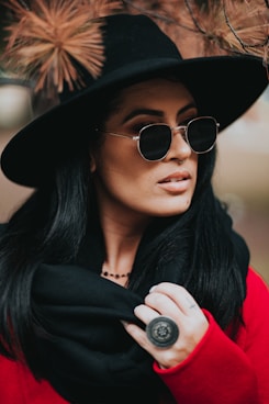femme chapeau noir lunette noire femme sombre lunettes onlyfans mym