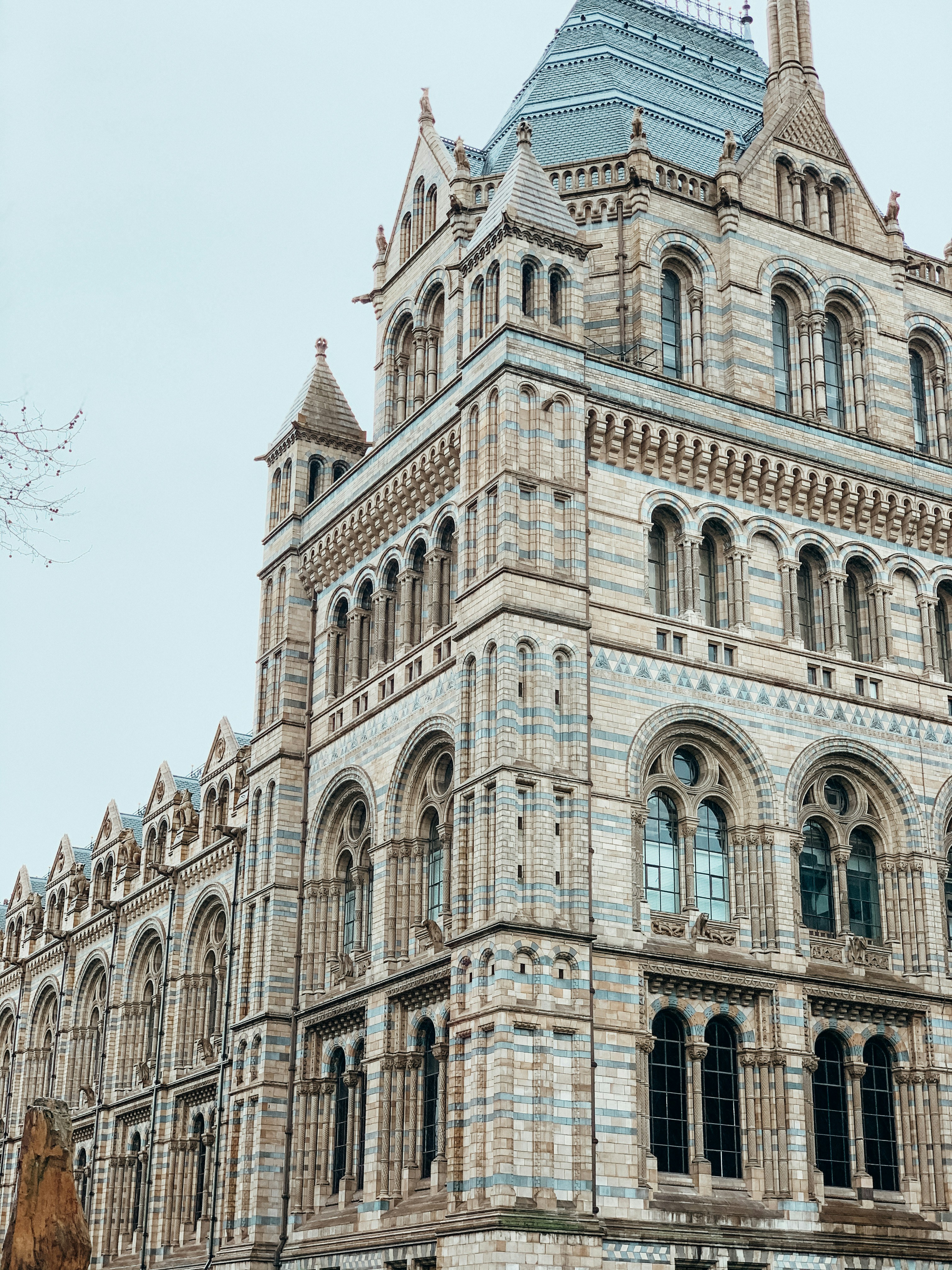 Edificio de hormigón marrón bajo el cielo azul durante el día