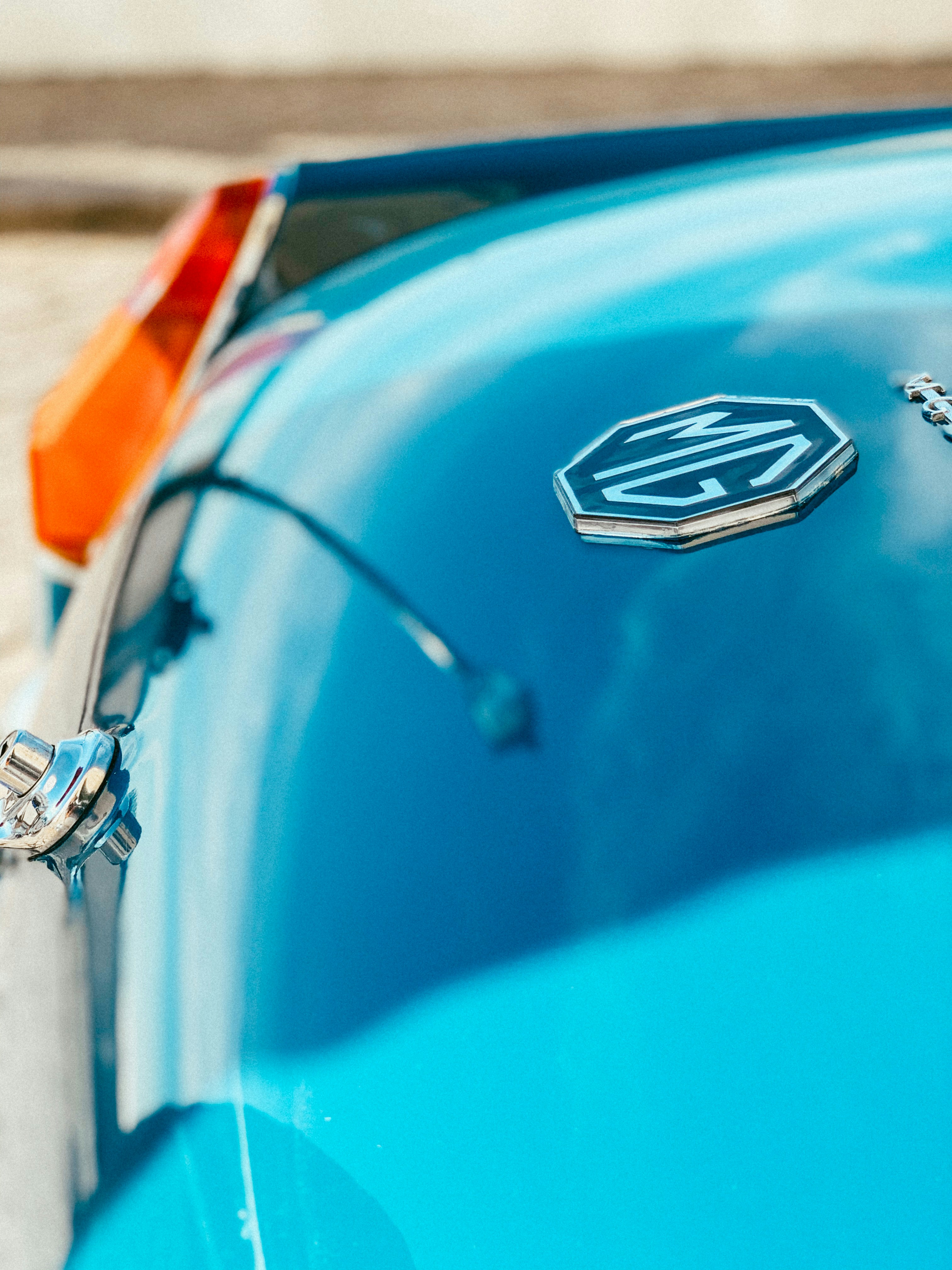 Coche Mercedes Benz azul y plateado