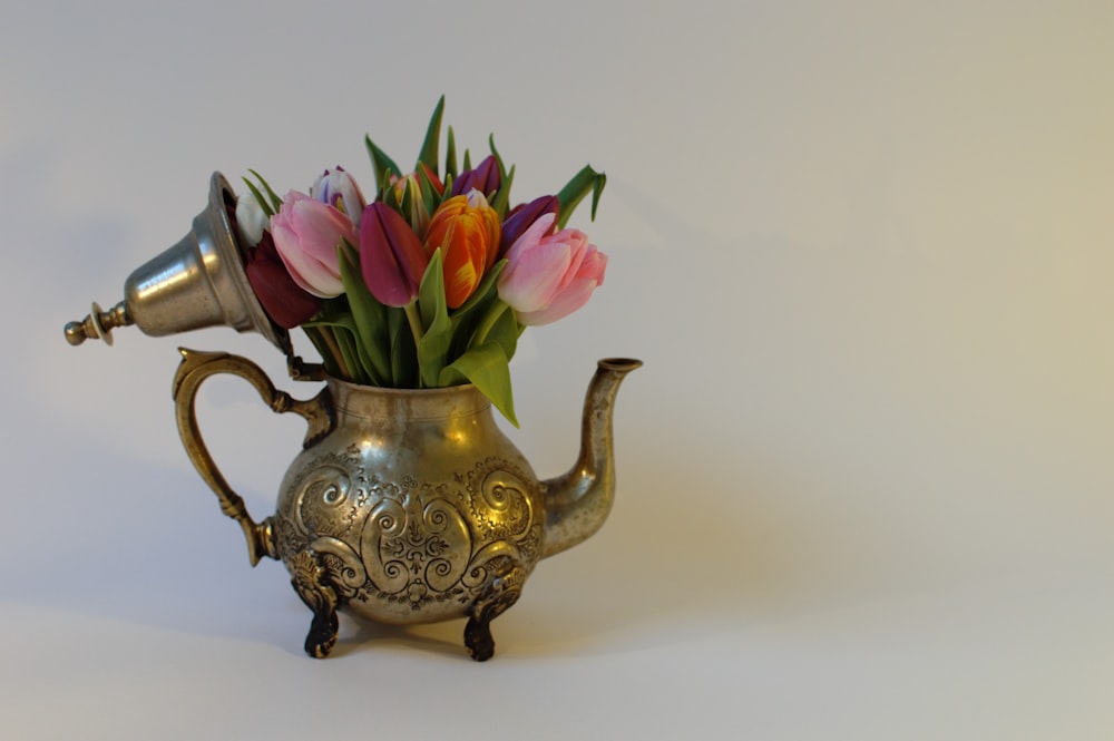 Goldene und rosa Blumenvase