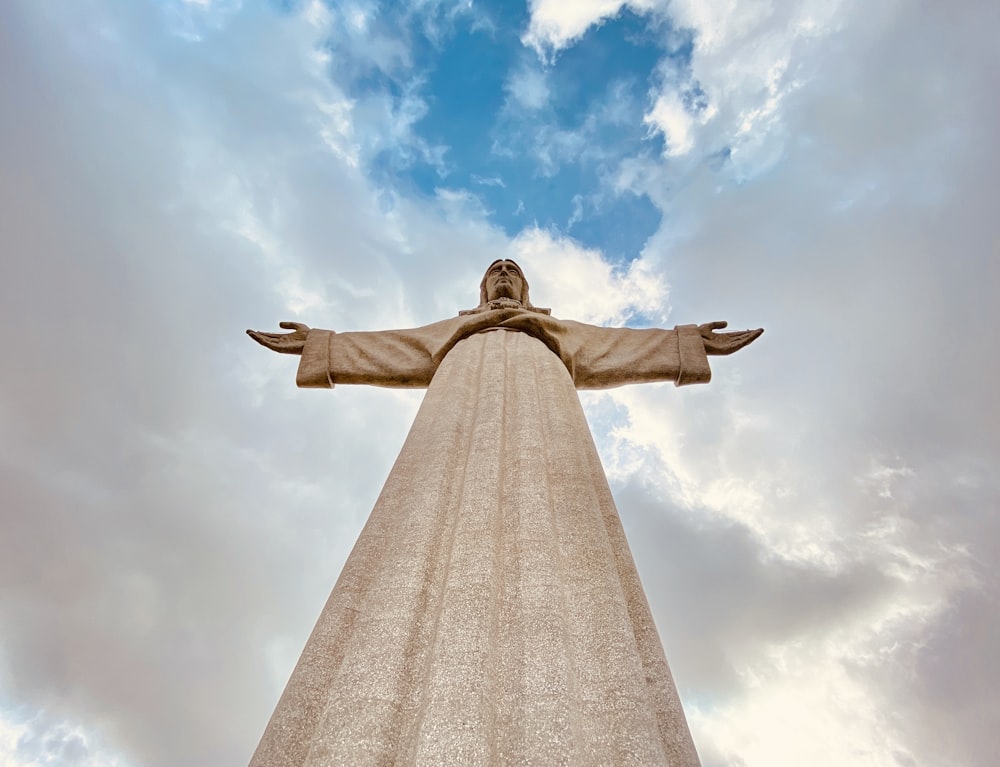 Photographie en contre-plongée de la statue de Jésus-Christ sous le ciel bleu pendant la journée