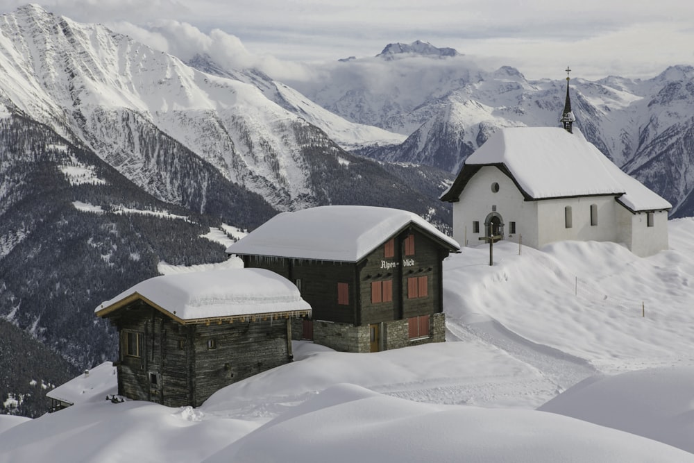 casa marrom e preta na montanha coberta de neve