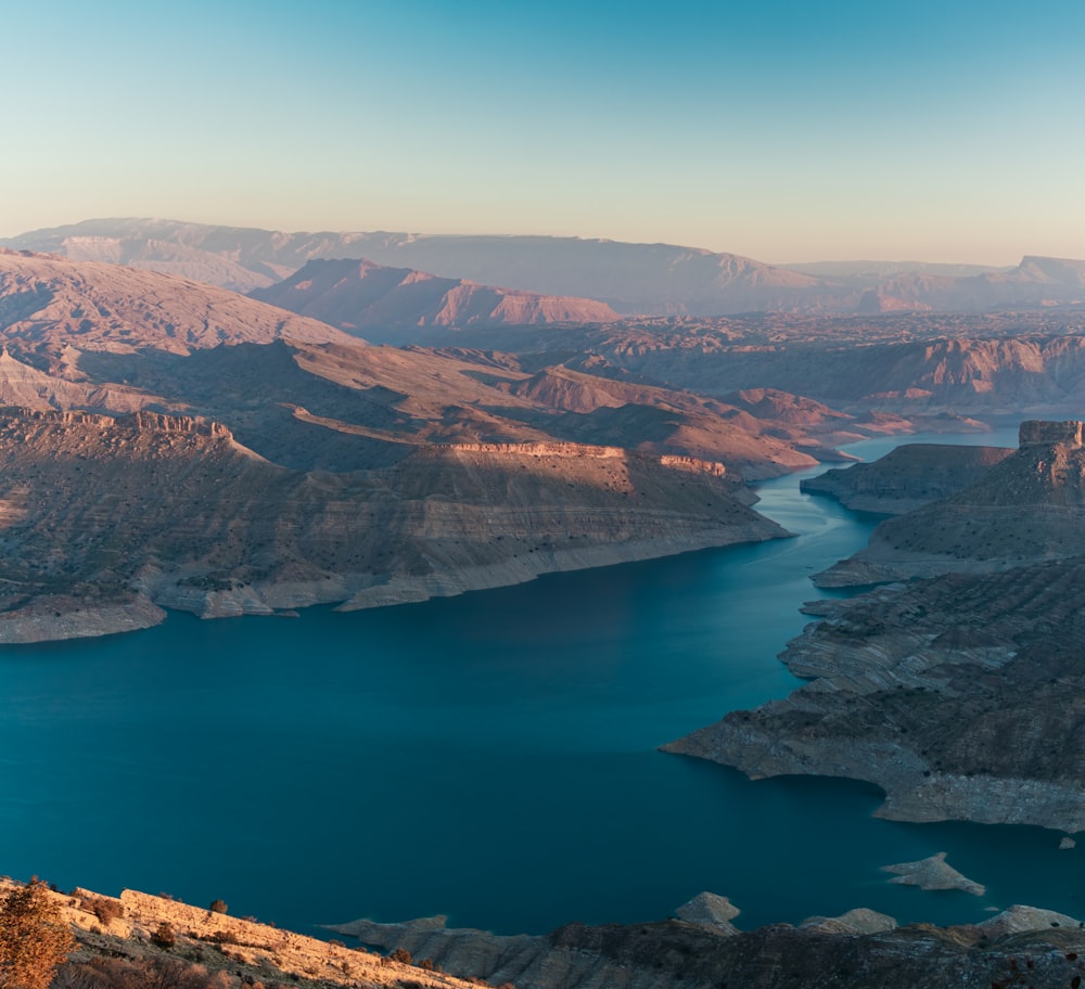 lago azul no meio das montanhas marrons