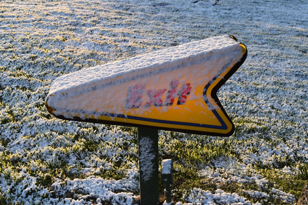 Braunes und schwarzes Surfbrett auf grauem Sand tagsüber