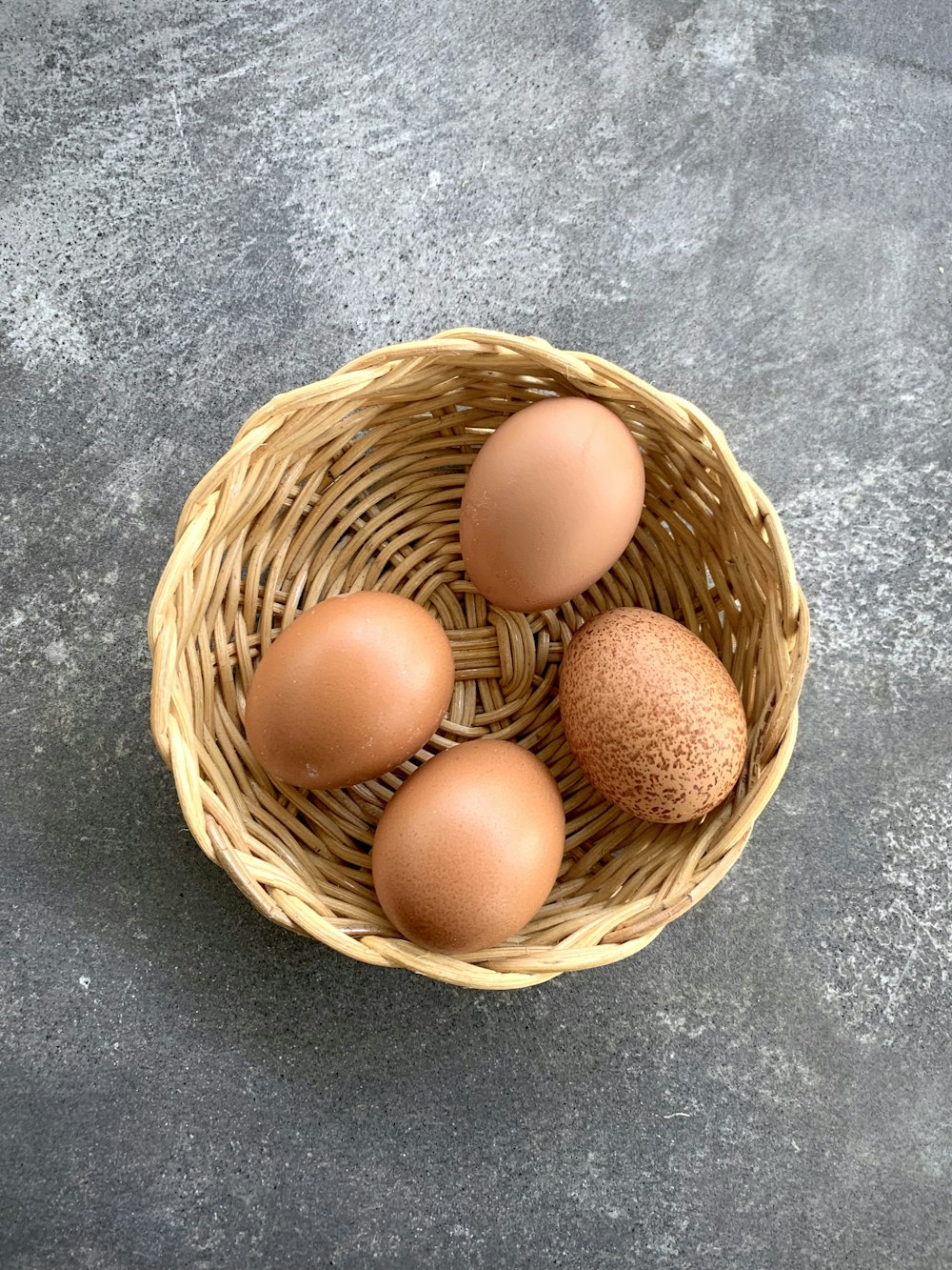 oeufs bruns dans un panier tissé brun