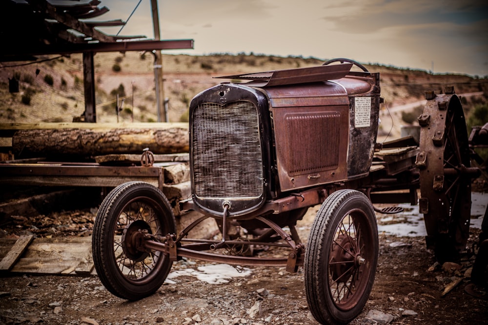 carro vintage marrom na estrada de terra marrom durante o dia