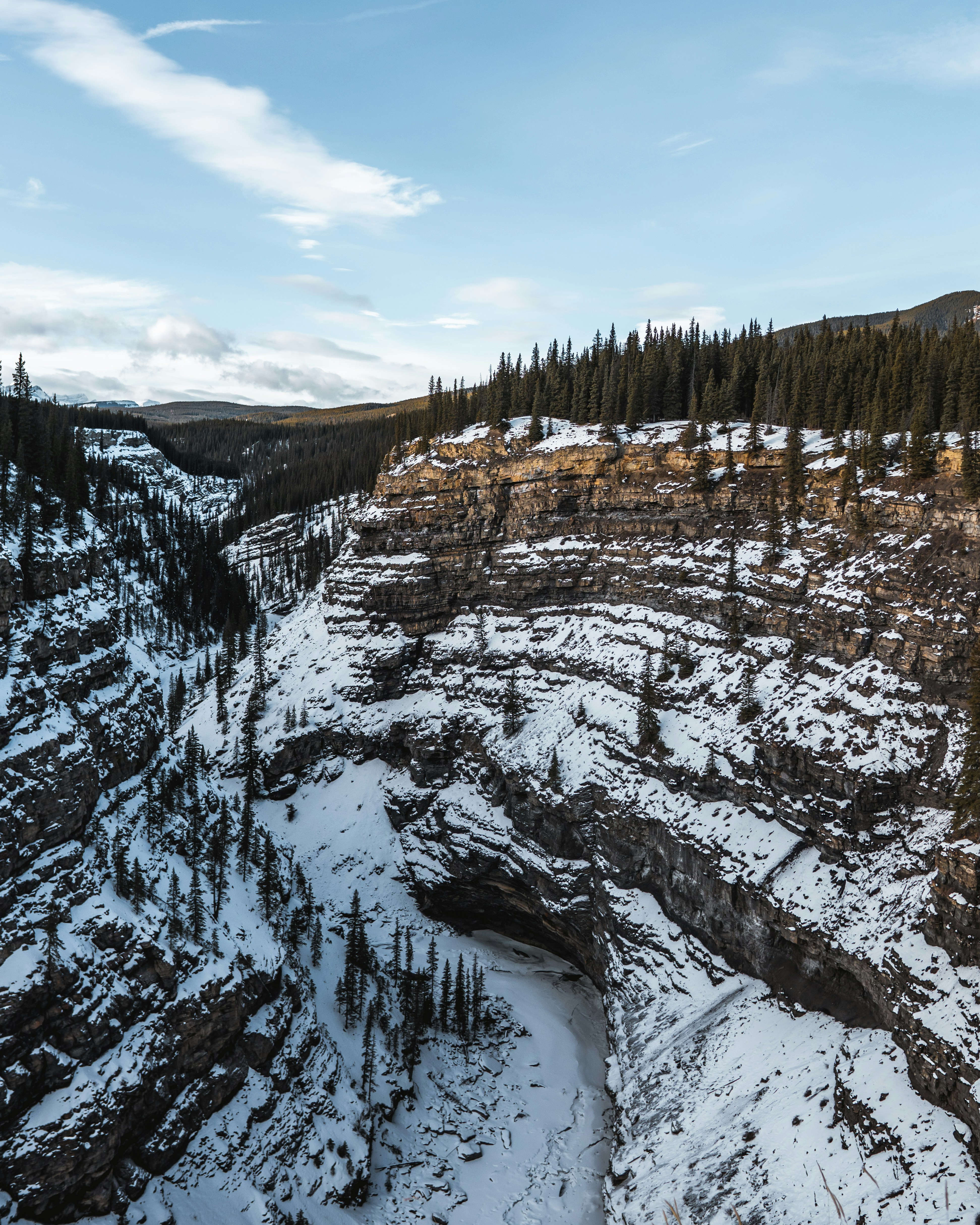 montagna innevata sotto il cielo nuvoloso durante il giorno
