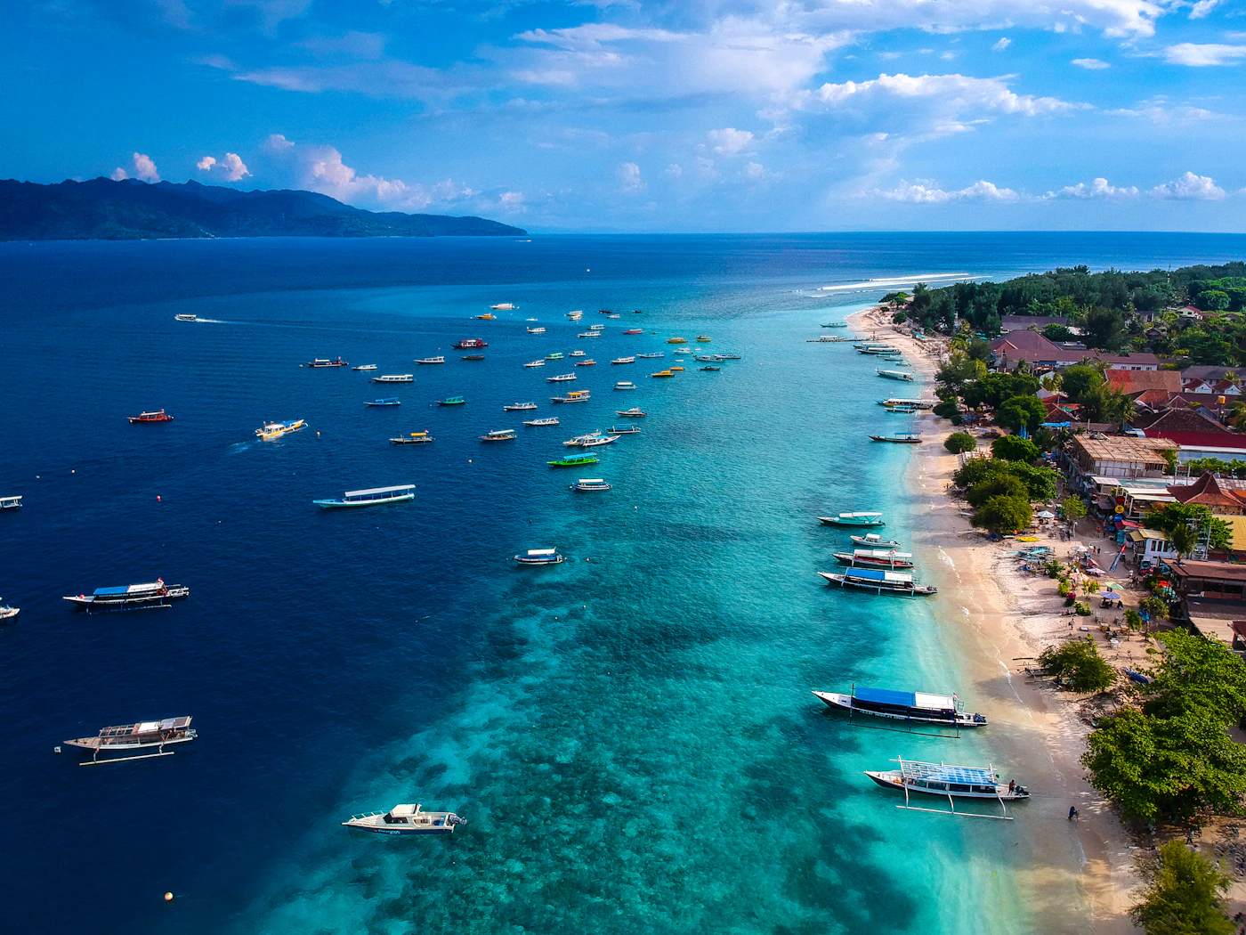 Vista aérea de barcos sobre agua turquesa en Gili Trawangan, Lombok, Indonesia