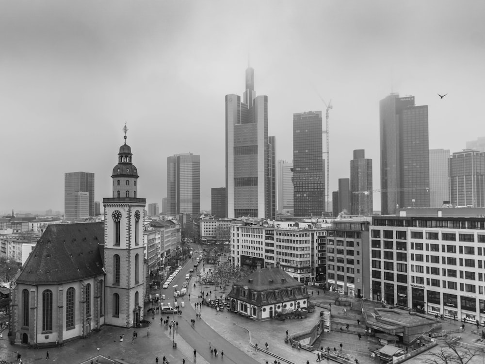 Foto en escala de grises de edificios de la ciudad