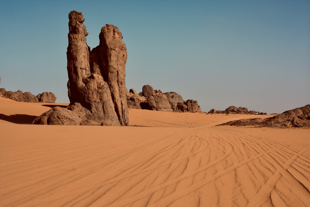 Formación de rocas marrones en el desierto durante el día