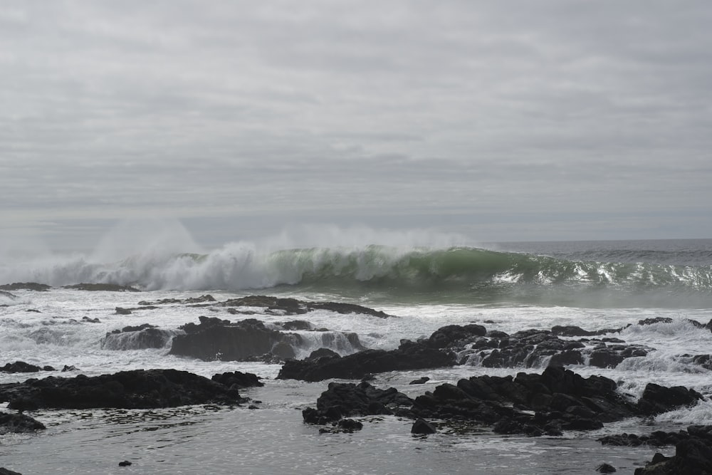 ocean waves crashing on rocks during daytime