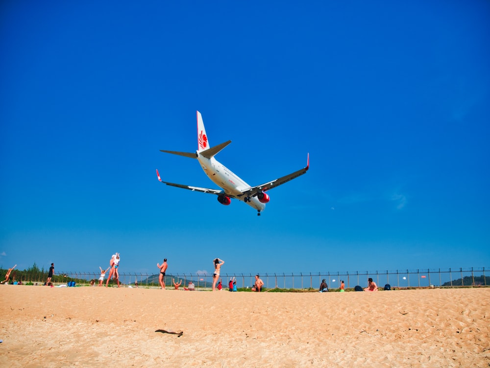 Menschen, die tagsüber am Strand spazieren gehen