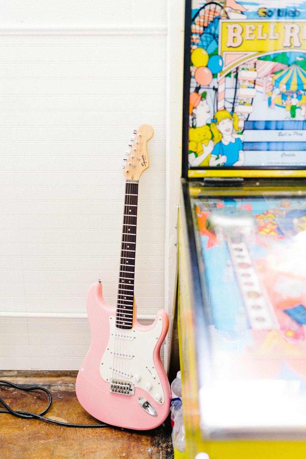 Guitarra eléctrica Stratocaster roja y blanca