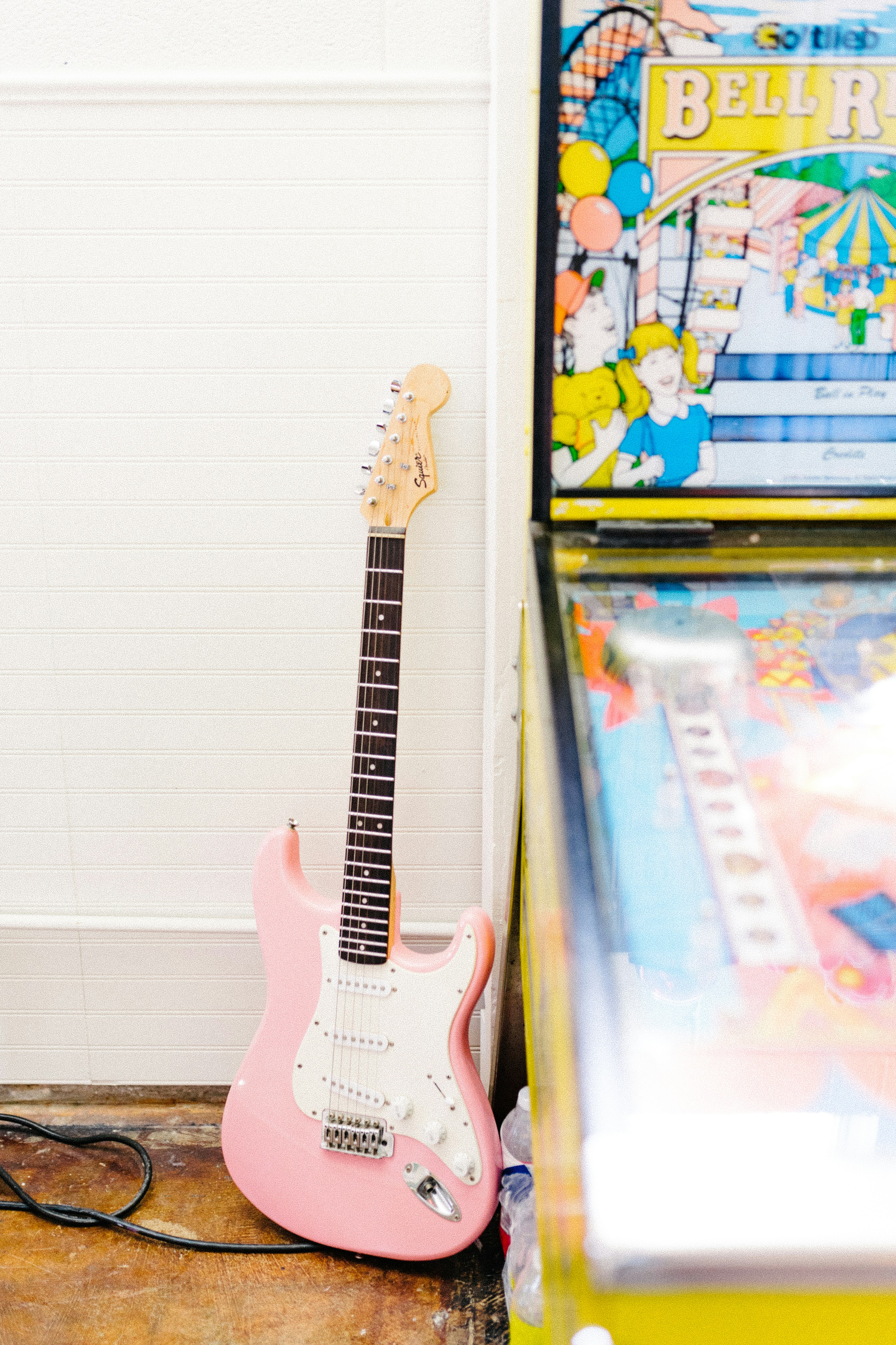 red and white stratocaster electric guitar