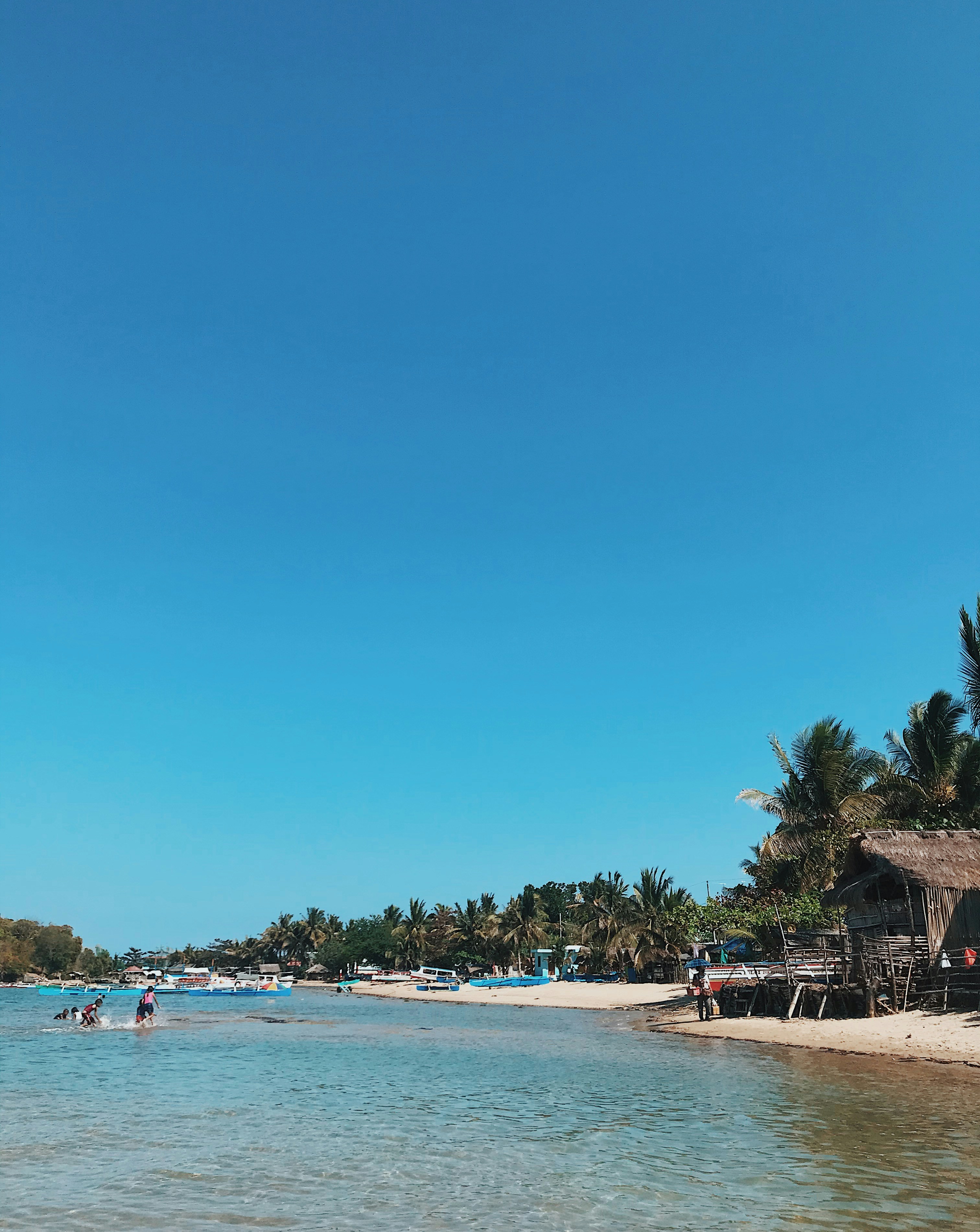 Orang-orang di pantai di siang hari