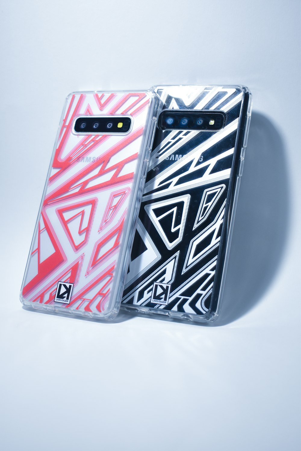 coque smartphone blanche, noire et rouge