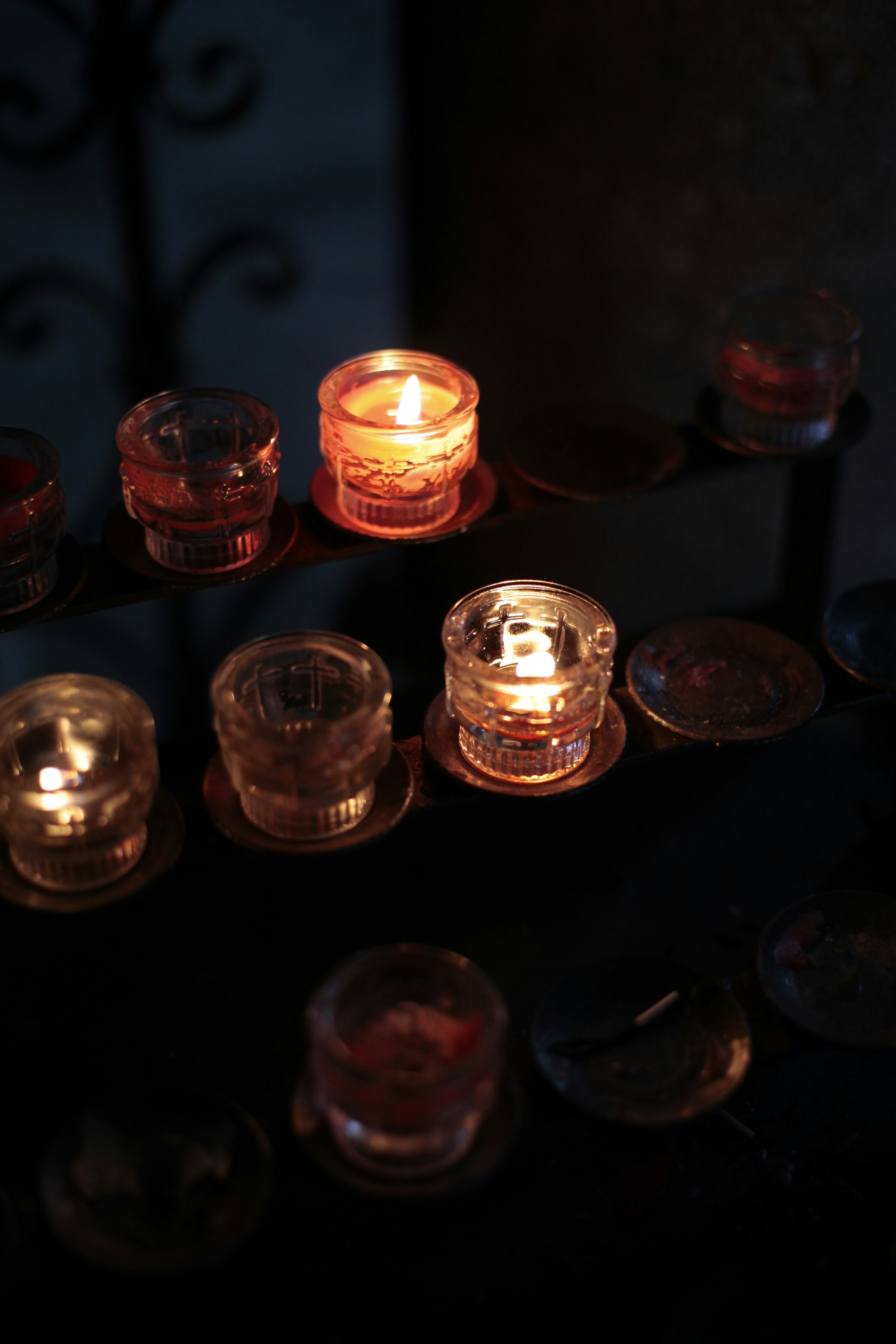 赤いキャンドルが付いたクリアガラスのキャンドルホルダーの写真 Unsplashで見つけるキャンドルの無料写真