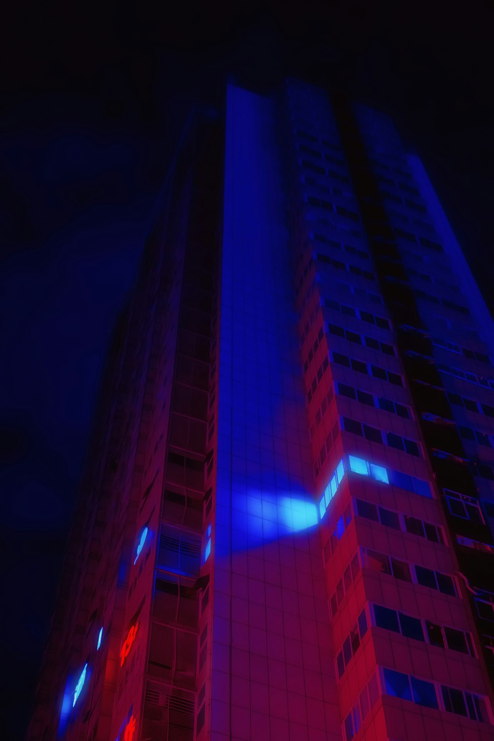 Edificio iluminado en azul y rojo